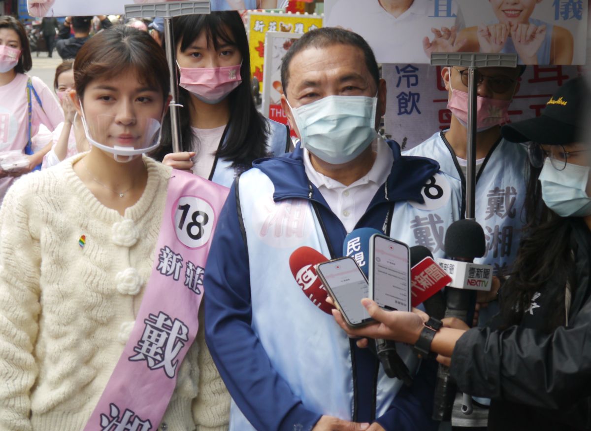 ▲侯友宜陪同子弟兵戴湘儀到新莊宏泰市場掃街拜票，受訪表示期待透過政見發表會形式，讓市政願景及躍進被看見。（圖 ／記者吳嘉億攝，2022.11.6）