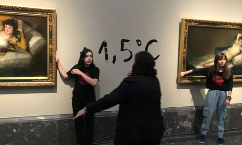▲2名氣候行動主義者5日各將一隻手黏在西班牙浪漫主義畫派大師哥雅（Francisco Goya）於馬德里展出的2幅畫作外框上，抗議人類在面對全球暖化上毫無作為。（圖／翻攝自衛報）