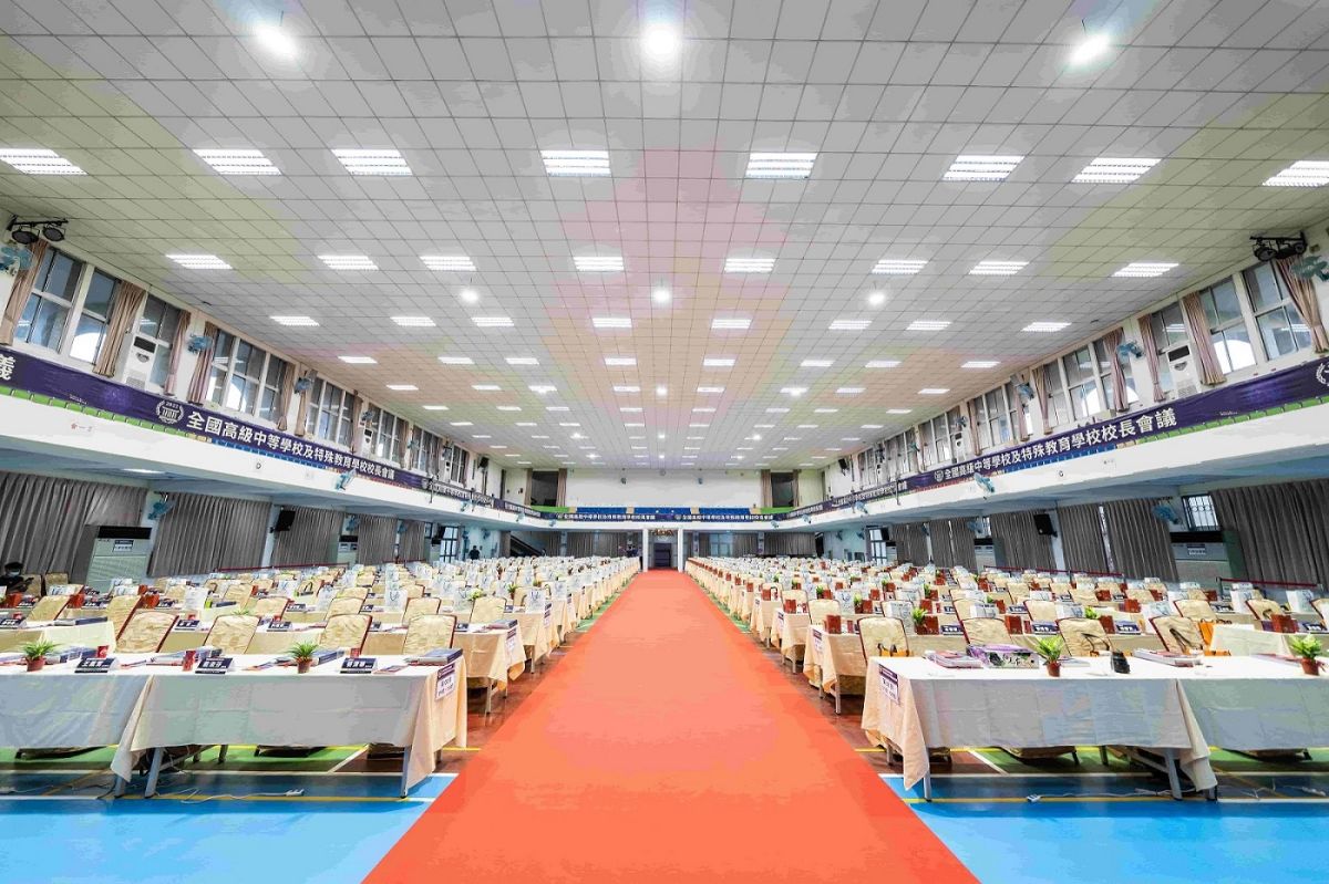 ▲教育部投入逾17億元推動校園空間多元運用改善。圖為鳳山商工學生活動中心照明改善。（圖／教育部提供）