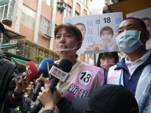 ▲侯友宜到新莊宏泰市場掃街，陪同的戴湘儀受訪說外界認為選情安全，有分票情形出現，要努力讓大家看到，爭取選民支持。（圖 ／記者吳嘉億攝，2022.11.6）