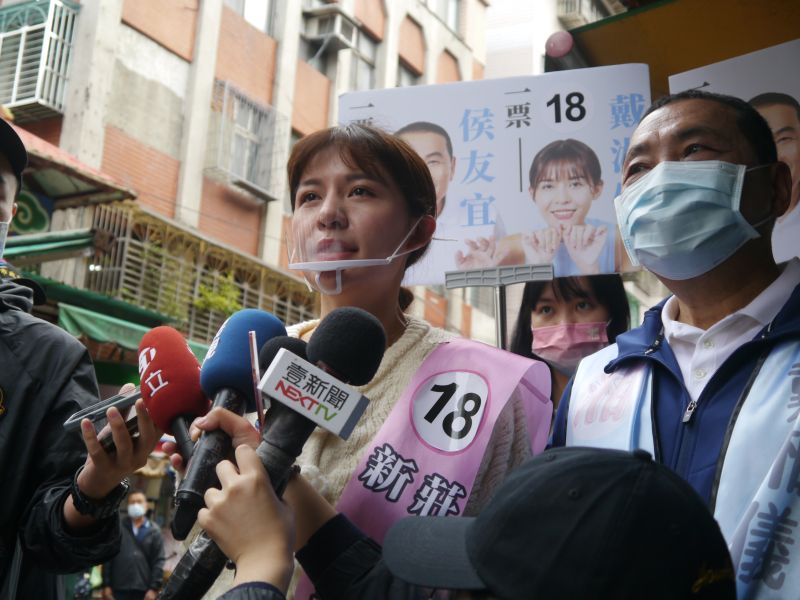▲侯友宜到新莊宏泰市場掃街,陪同的戴湘儀受訪說外界認為選情安全,有分票情形出現,要努力讓大家看到,爭取選民支持。(圖 /記者吳嘉億攝,2022.11.6)