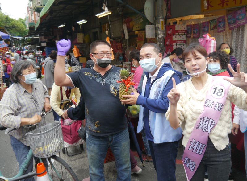 ▲侯友宜陪同子弟兵戴湘儀到新莊宏泰市場掃街拜票,受到攤商歡迎與支持。(圖 /記者吳嘉億攝,2022.11.6)