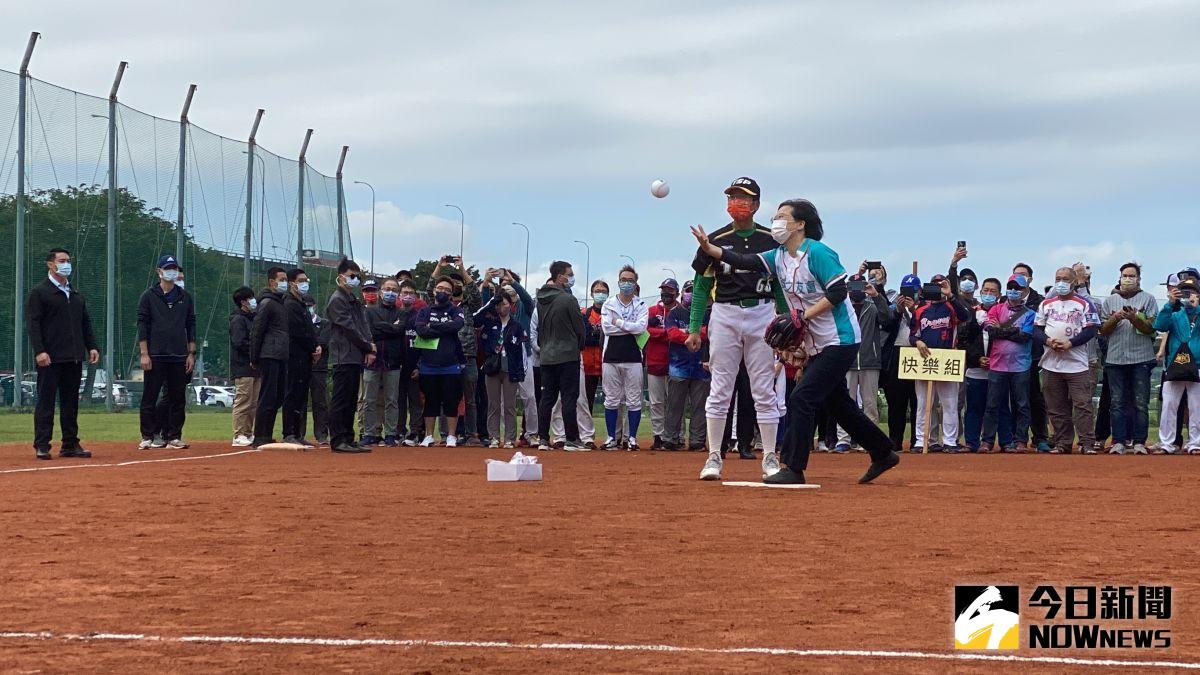 ▲蔡英文出席小英盃慢壘賽開幕儀式，致詞提及台北選情真的很激烈、很膠著，需要大家一起來當陳時中的神隊友。（圖／記者陳威叡攝，2022.11.06）