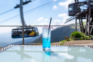 ▲眺望「琵琶湖 Terrace」湖中美景，搭配以琵琶湖沁藍色意象的特調飲料，都是滿足味覺與視覺的極致享受（圖／Klook提供）