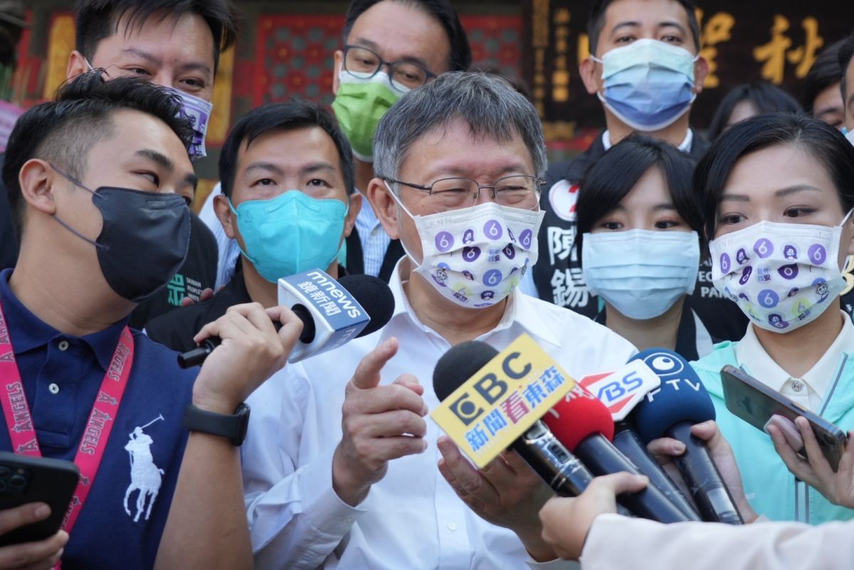 ▲民眾黨主席柯文哲陪同民眾黨新竹市長候選人高虹安、市議員候選人等在新竹掃街。（圖／民眾黨提供）