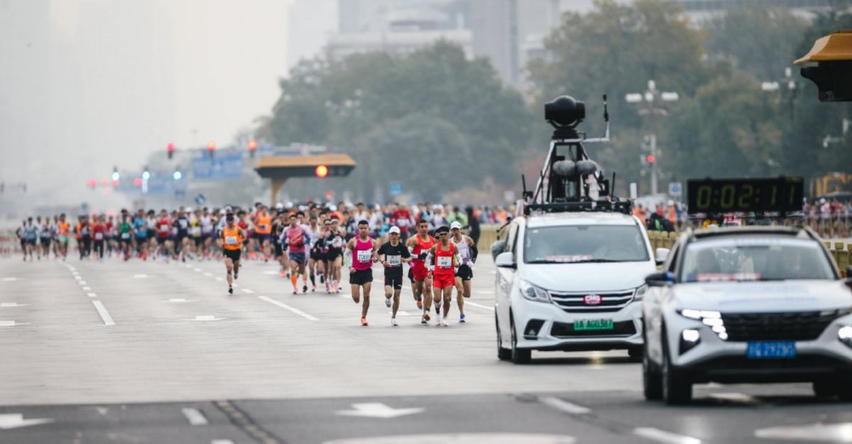 ▲北京馬拉松6日登場，2萬人齊聚跑步，有民怨指只許州官放火百姓不能點燈，也有人認為這是恢復正常生活的希望。（圖／翻攝自人民日報）