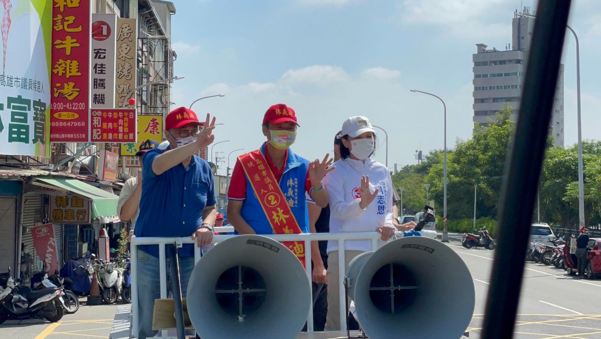 ▲李四川（左）今（6）日和柯志恩（右）替議員林義迪（中）助選。（圖／柯志恩競總提供）