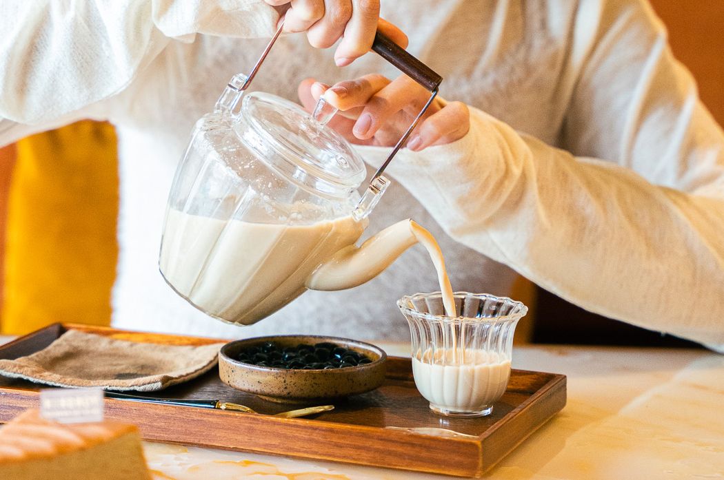 ▲永心鳳茶姊妹店「奶茶專門所」11/9起限7天，兩人同行用餐點鍋煮鮮奶茶「第二壺享6折」優惠；11/16起加碼與奶茶拍照打卡送限量「焦糖海鹽紅烏龍奶茶捲」。杏桃鬆餅屋11月首度推出「太妃糖系列」，雙醬＋雙鮮奶油的濃郁醇厚風味鬆餅，甜暖又療癒。（圖／永心鳳茶提供）