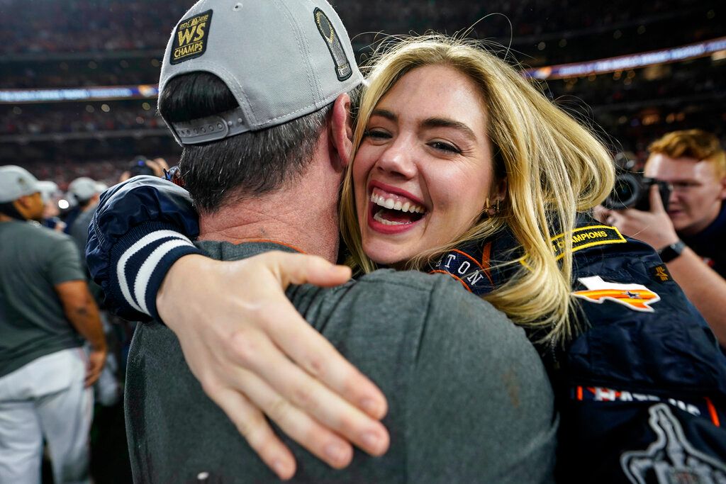 ▲Kate Upton跟丈夫Justin Verlander熱情擁抱。（圖／美聯社／達志影像）