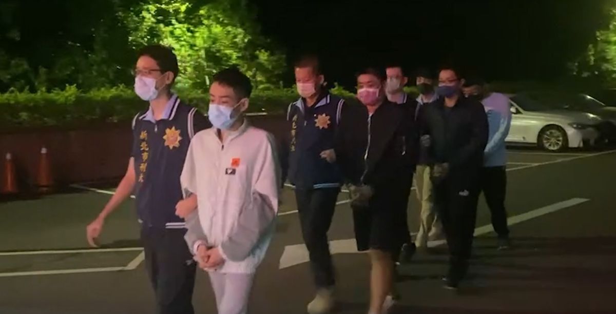 ▲詐騙集團在新北市與桃園市凌虐囚禁求職者並棄屍3人，警方在新市三路一處社區大樓，逮捕8名詐團成員。（圖／翻攝畫面）