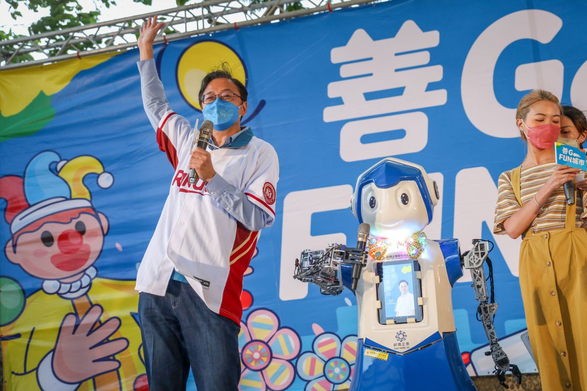 ▲國民黨桃園市長候選人張善政昨（5）日傍晚出席《善Go Fun城市》龜山站活動，穿上樂天桃猿球衣助威。（圖／資料照片）