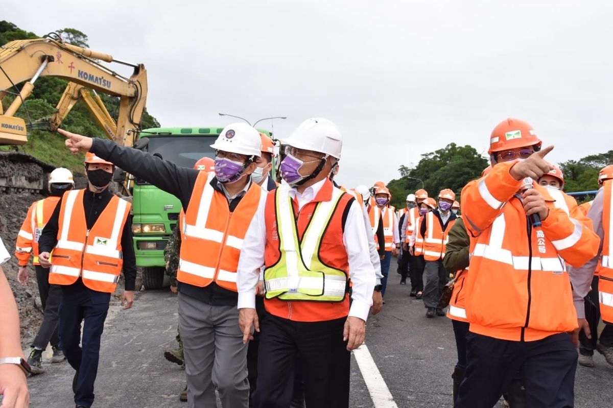 ▲行政院長蘇貞昌（中）今（6）日到場勘災，關心國道1號汐止邊坡坍滑搶修情形。（圖／交通部高公局提供）