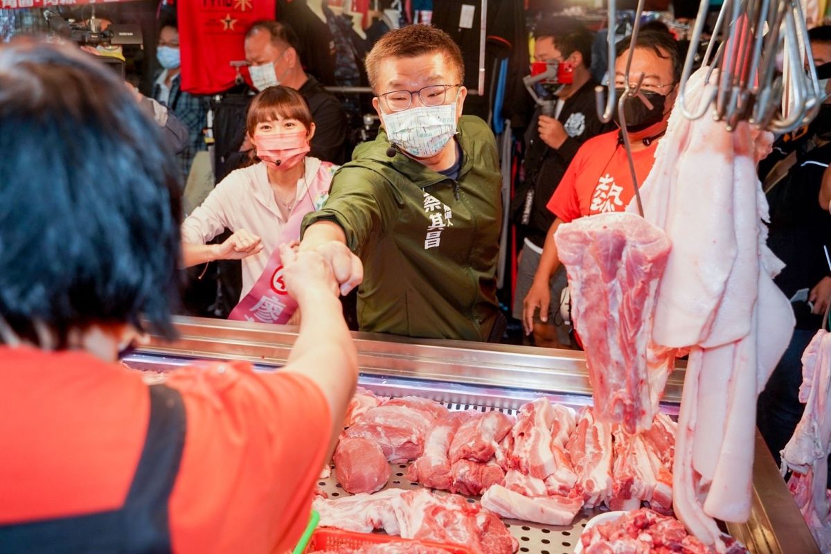 ▲民進黨台中市長候選人蔡其昌前往豐原第一市場，向攤商及市民朋友拜託，沿途受到民眾熱烈支持(圖／競總提供2022.11.6)