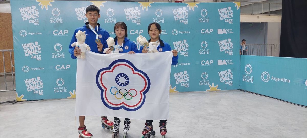 ▲ 劉宇翔選手（左）獲2022 年世界全項目溜冰錦標賽自由式輪滑速度過樁項目成男組金牌。體育署提供