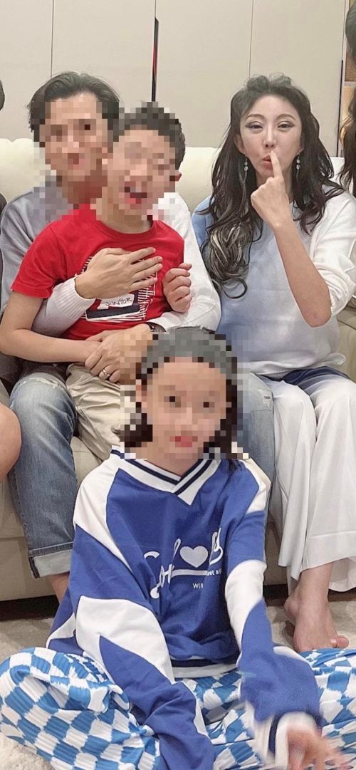 ▲李宇柔的女兒（前）長相可愛，目前已簽約準備當藝人。（圖 / 翻攝自李宇柔臉書）