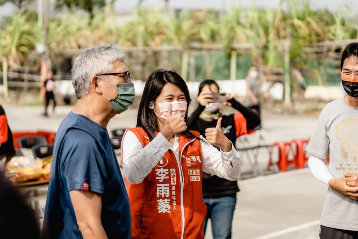 ▲高雄市長公辦政見發表會遭藍營質疑提問人名單中有「1/4都是陳其邁的人」，對此李雨蓁表示「名單有中5人有藍營相關背景，難道這些人跟柯志恩不好嗎？」。（圖／翻攝自李雨蓁臉書）