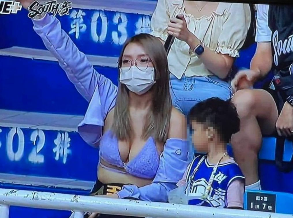 ▲一名辣妹昨（5）日到球場觀看PLG開幕戰，並露出傲人雙峰，讓一旁小弟弟目不轉睛，讓網友全笑翻。（圖／翻攝自《爆廢公社公開版》）