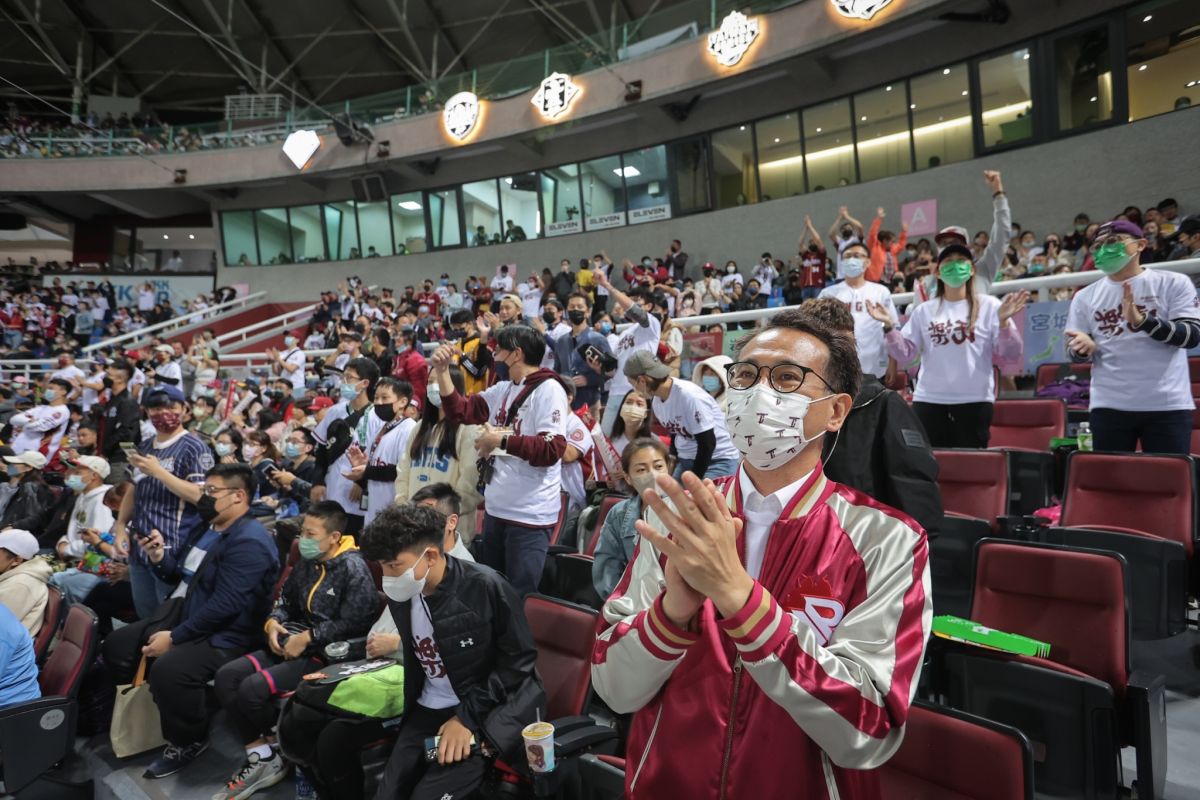 ▲民進黨桃園市長候選人鄭運鵬和桃園市長鄭文燦一同到樂天桃園棒球場欣賞台灣大賽總冠軍賽首戰。（圖／鄭運鵬競總提供）