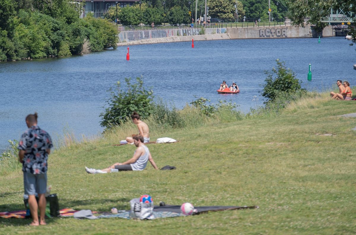 ▲魁北克省第一大城蒙特婁（Montreal）氣溫超過攝氏23度，打破了2020年寫下的11月高溫紀錄。資料照。（圖／美聯社／達志影像）