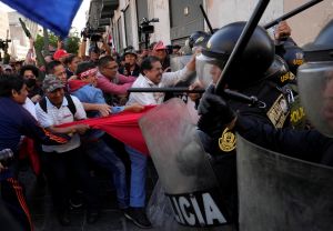 秘魯數千人湧入首都街頭　要求涉貪總統下台