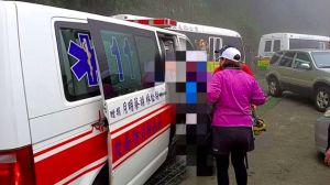 ▲台南一行5人登山團，其中一名年約56歲劉姓男子，不慎摔傷，左手疑似骨折，已由救難隊員協助送醫救治（圖／翻攝畫面）