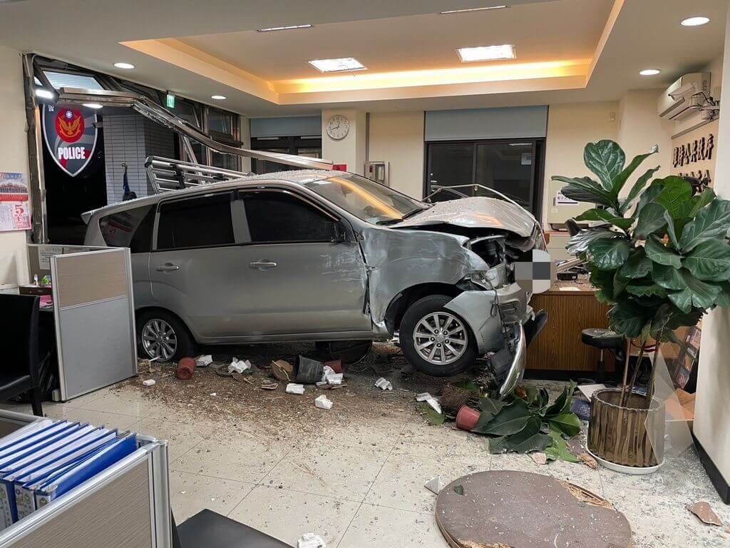 ▲蔡姓男子6日凌晨酒醉駕車，撞進新北市林口警分局文林派出所，所幸值班員警聽到聲響迅速跳開未受傷。（警方提供）中央社記者黃旭昇新北傳真 111年11月6日