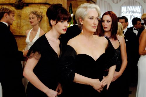 ▲電影《穿著Prada的惡魔》（The Devil Wears Prada）續集拍攝，安海瑟薇（Anne Hathaway）上節目透露可能方向。（圖／電影劇照）