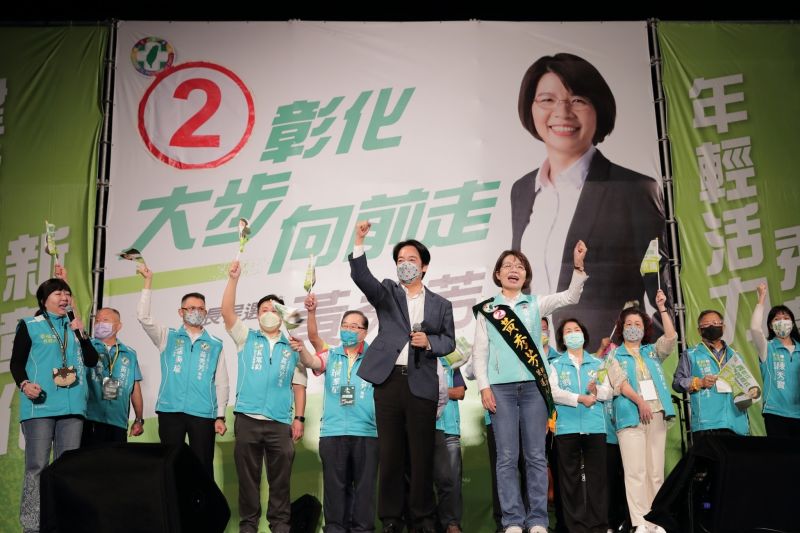 ▲賴清德助講時,肯定對手王惠美是認真的縣長,但認為黃秀芳的政見較有前瞻性。(圖/黃秀芳競總提供,2022.11.06)