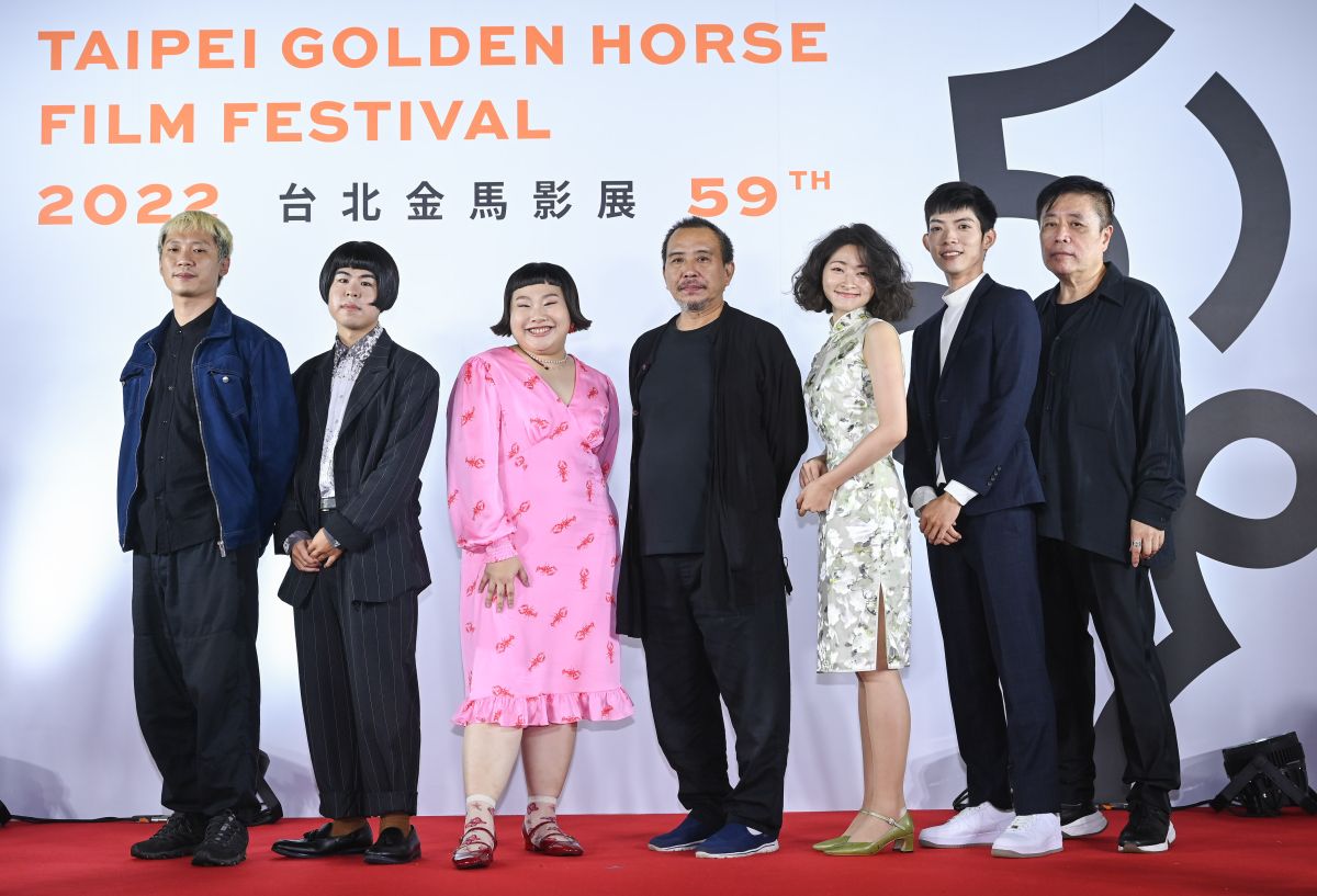 ▲電影《夏日天空的那匹紅馬》，導演張作驥（中）率領眾演員出席金馬影展。（圖／金馬執委會提供）