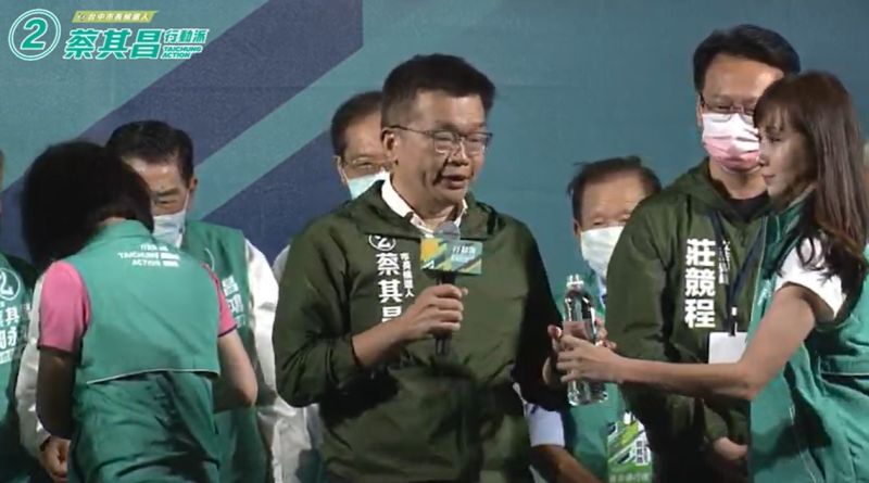 ▲蔡其昌數度因咳嗽中斷演講,何欣純(左)轉身拿喉糖、許淑華遞上瓶裝水救急。(圖/翻攝蔡其昌臉書,2022.11.06)
