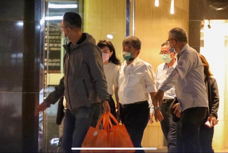 ▲徐巧芯於臉書PO照稱陳時中摟著李雅玲,或是握著對方的手,批評是鹹豬手。(圖/翻攝自徐巧芯臉書)