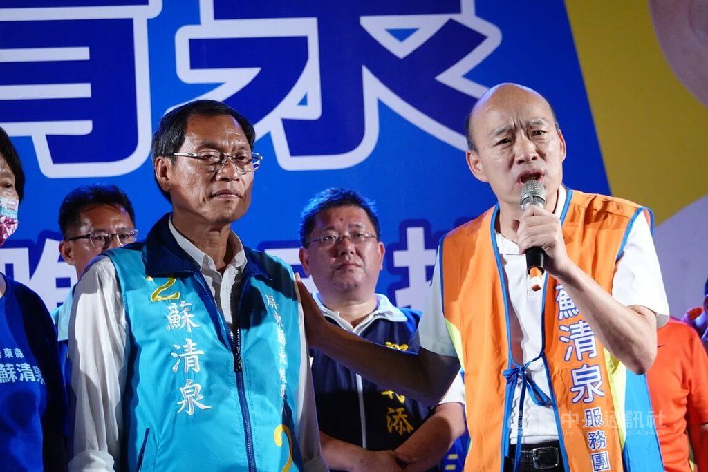 ▲國民黨屏東縣長參選人蘇清泉（前左）6日晚間在東港東隆宮舉辦造勢晚會，前高雄市長韓國瑜（前右）站台助講，韓國瑜大讚蘇清泉以醫者角度發自內心關懷鄉親，期待為屏東帶來改變；他並表示，若未來蘇清泉順利當選，找他當志工，將不收薪水，幫忙賣屏東農漁產品。中央社記者李卉婷攝 111年11月6日
