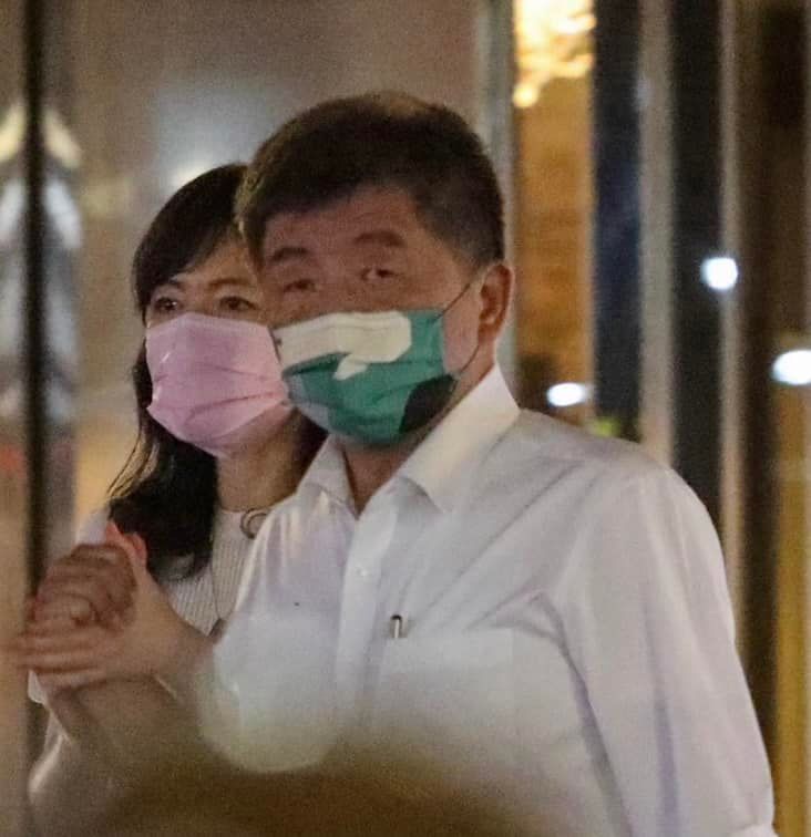 ▲徐巧芯批陳時中對北市聯醫松德院區副院長李雅玲又摟又握手,認為是鹹豬手。(圖/翻攝自徐巧芯臉書)