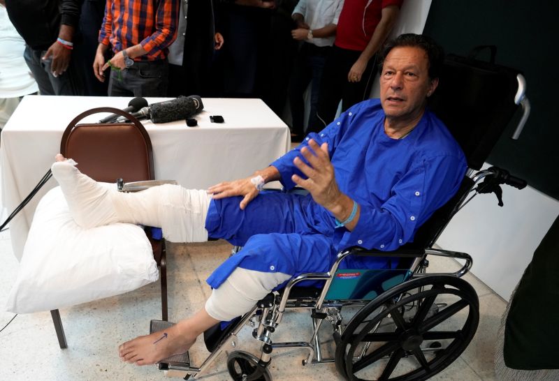 ▲巴基斯坦前總理伊姆蘭汗日前在「長征」途中遇刺受傷，激起支持者的憤怒，伊姆蘭汗挾民憤加劇與掌權者對抗。（圖／美聯社／達志影像）