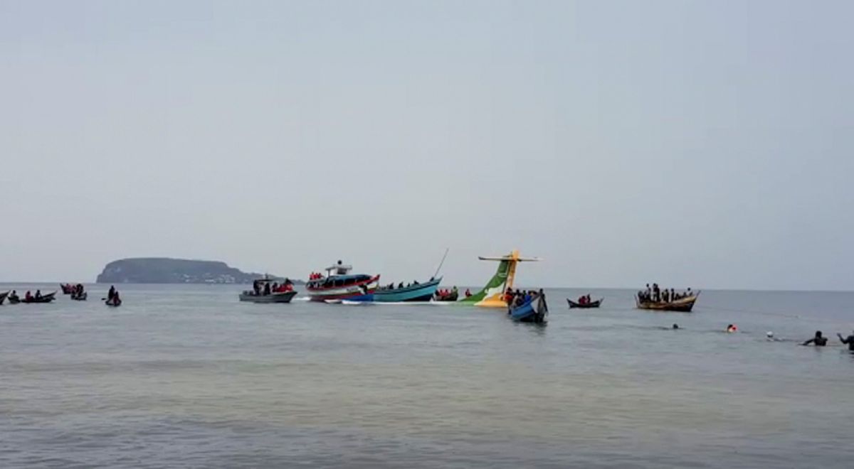 ▲坦尚尼亞一架載有數十名乘客的客機，6日失事墜入維多利亞湖（Lake Victoria），死亡人數已攀升至19人。（圖／美聯社／達志影像）