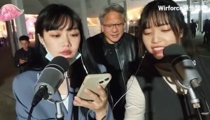 ▲女歌手李以樂、李欣庭正在演唱歌曲，黃仁勳還開心上前點歌。（圖／唯有音樂 OnlyMusic YouTube）