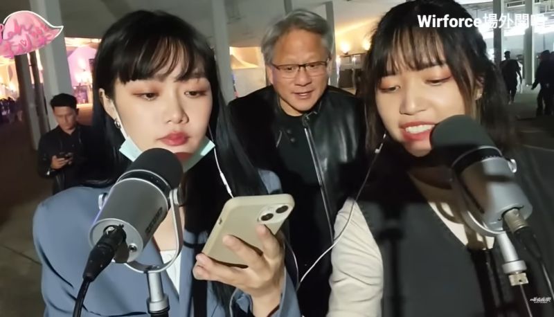 ▲女歌手李以樂、李欣庭在WirForce 2022開幕夜場外唱歌,黃仁勳開心上前點歌。(圖/唯有音樂 OnlyMusic YouTube)
