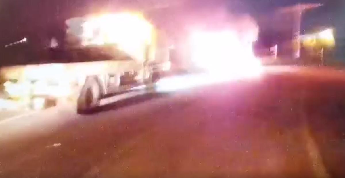 ▲警消趕抵時，該輛休旅車已陷入一片火海。（圖／翻攝畫面）