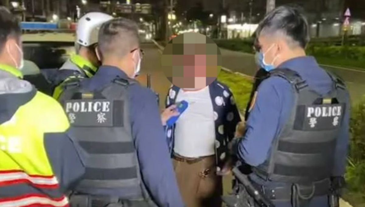 ▲李男酒後駕車遭攔查，但他不僅不配合，還刻意衝撞警員，所幸最終仍被上銬逮捕。（圖／翻攝畫面）