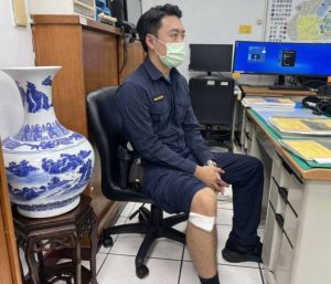 ▲李男高速倒車衝撞，造成一名警員右小腿擦傷。（圖／翻攝畫面）