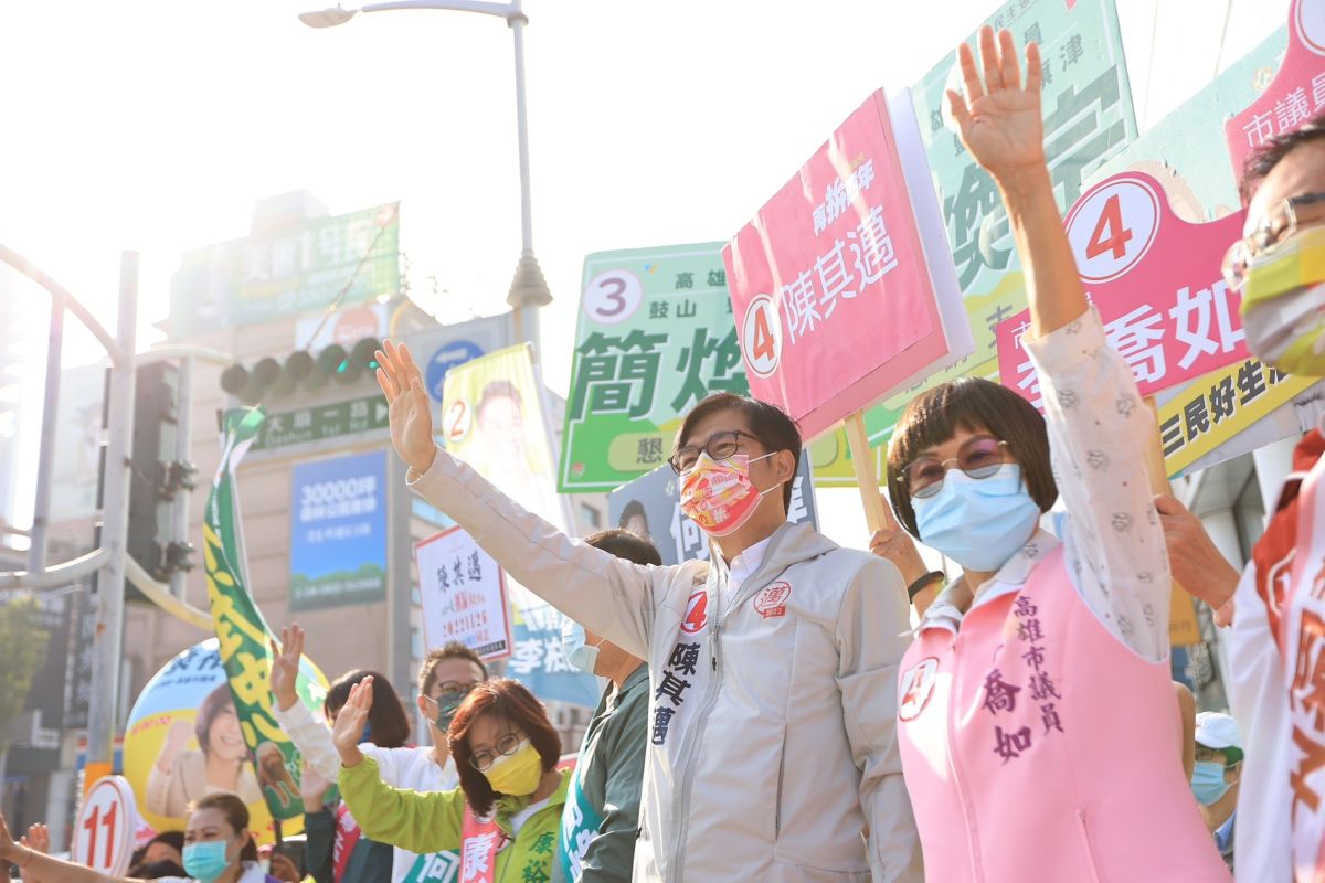 ▲力拚連任的高雄市長陳其邁今天一大早就率黨籍議員站在博愛一路與大順一路口，向往來的上班的市民朋友揮手、鞠躬希望市民再給他4年時間延續市政願景。（圖／記者郭凱杰翻攝）