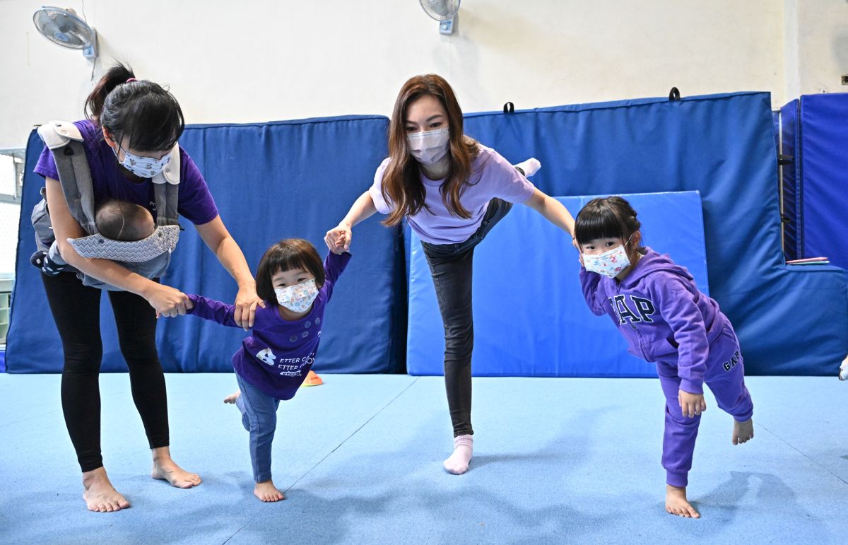 ▲永齡基金會創辦人郭台銘夫人曾馨瑩執行「1111慈善計劃」，今年已邁入第7年，今年攜手早產兒基金會幫助弱勢早產兒家庭。圖為早產兒衛教課程動作。（圖／永齡基金會提供）