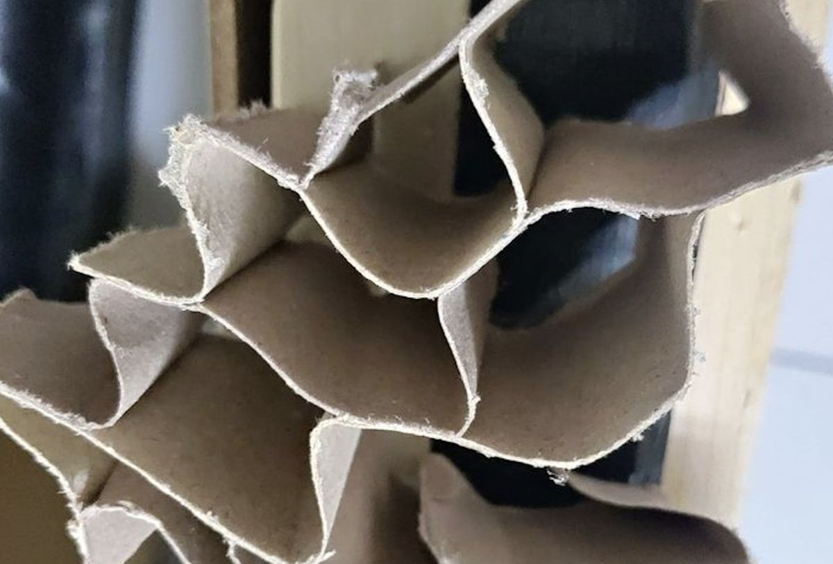 ▲一名網友抱怨，她在IKEA買了一張咖啡桌，沒過多久就開始壞掉，翻開桌面檢查才發現裡頭竟是紙板材質。（圖／翻攝自爆怨公社）