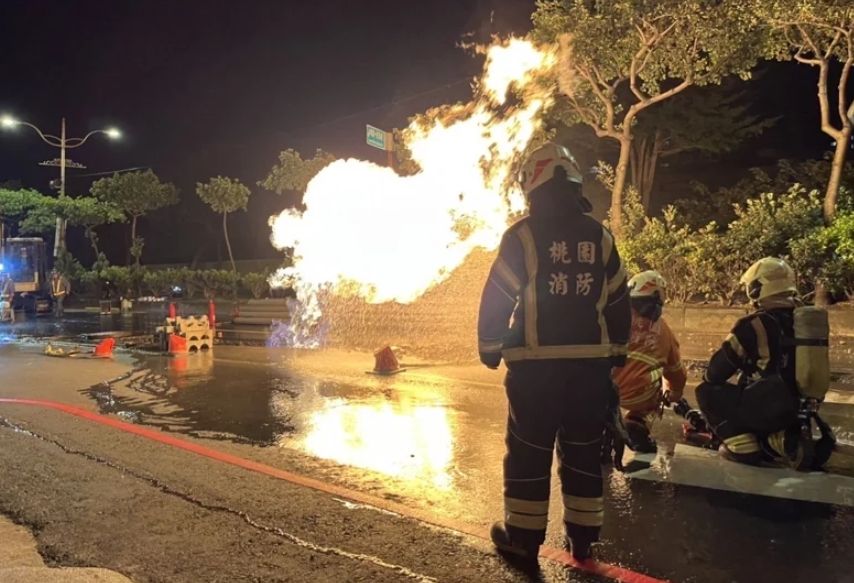 ▲台電工人不慎挖到埋在1.5公尺深的瓦斯管線，導致大量瓦斯噴洩而出並起火。（圖／翻攝畫面）