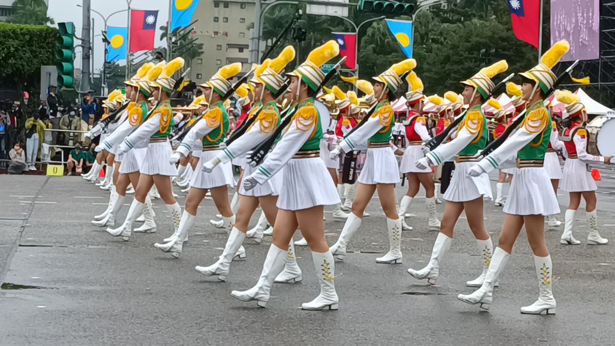 ▲北一女樂儀旗隊再度獲邀，於12月27日前往美國加州，參加2023帕莎蒂娜玫瑰花車遊行。圖為北一女樂儀旗隊於111年國慶大會表演。（圖／慶籌會提供）