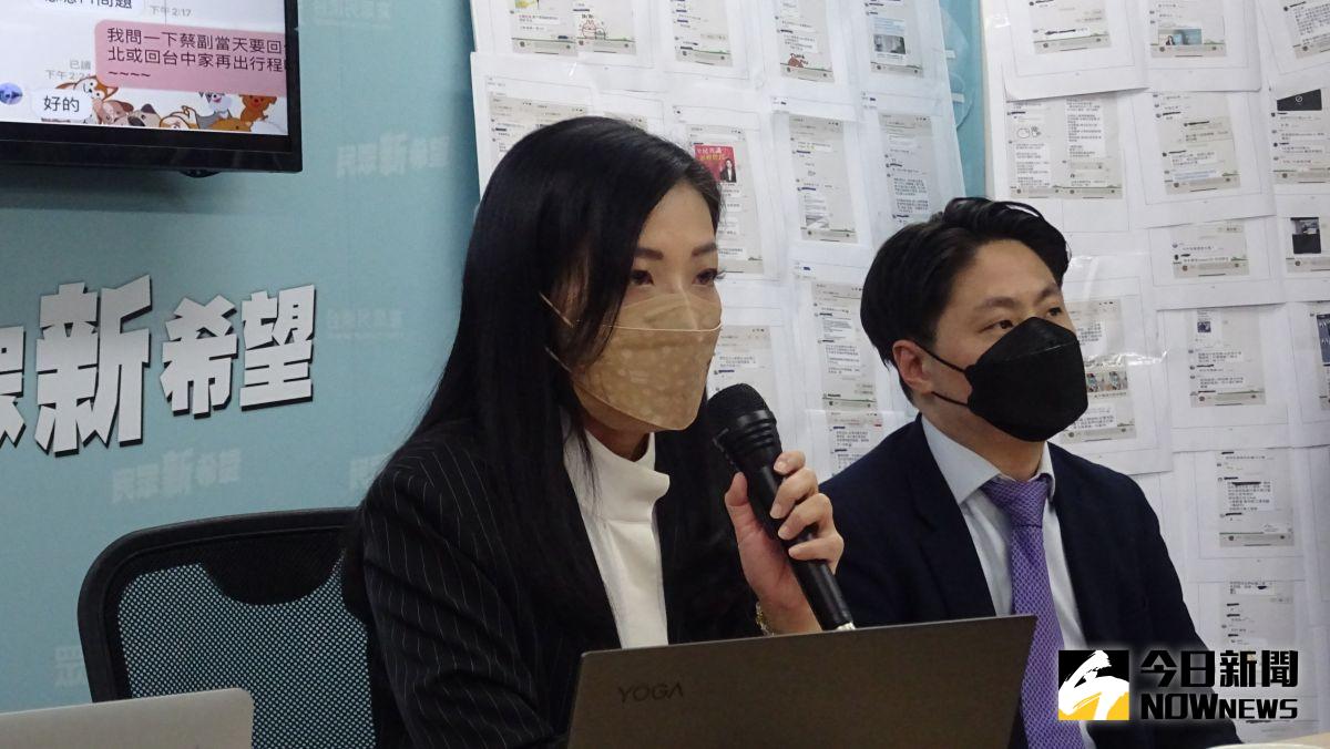 ▲立委高虹安與前助理李忠庭委任律師（右）召開記者會，駁斥詐領助理費、小三指控。（圖／記者呂炯昌攝2022，11.07）