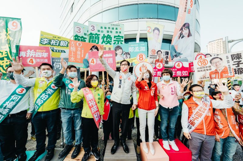 ▲高雄市長陳其邁在7(日)周一一早,現身高雄市主要交通幹道博愛、大順路口,和上班、上課的市民朋友問候早安、鞠躬請託,宣示拚連任選舉陸戰全面起跑。(圖/陳其邁競總提供)