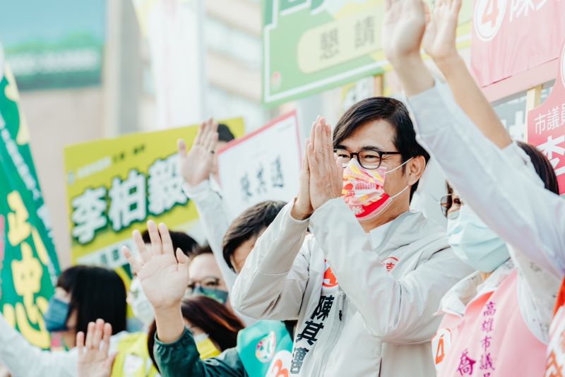 ▲高雄市長陳其邁在7(日)周一一早,現身高雄市主要交通幹道博愛、大順路口,和上班、上課的市民朋友問候早安、鞠躬請託,宣示拚連任選舉陸戰全面起跑。(圖/陳其邁競總提供)