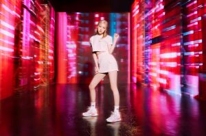 ▲女團BLACKPINK演繹全新NMD_V3鞋款，Rose展現清新甜美活力。（圖／adidas提供）