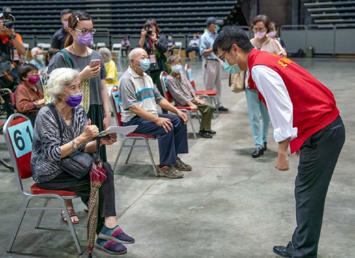 ▲陳其邁獲「防疫特殊貢獻獎」深夜發文感謝所有堅定的高雄人。（圖／截自陳其邁臉書）